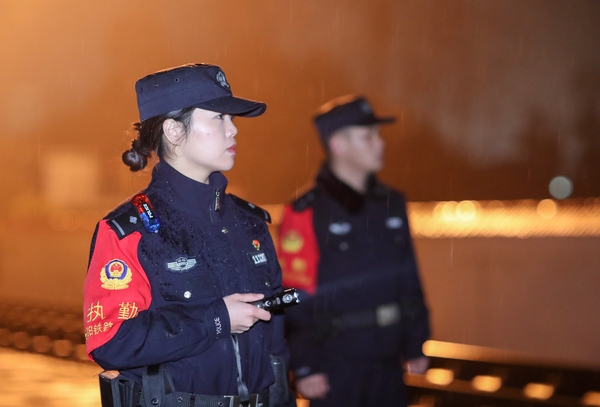 2022年1月17日凌晨，鐵路公安民警在滬昆高鐵貴州銅仁南站開展安全巡查。