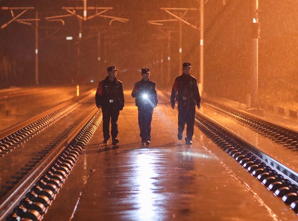 2022年1月17日凌晨，鐵路公安民警在滬昆高鐵貴州銅仁南站開展安全巡查。