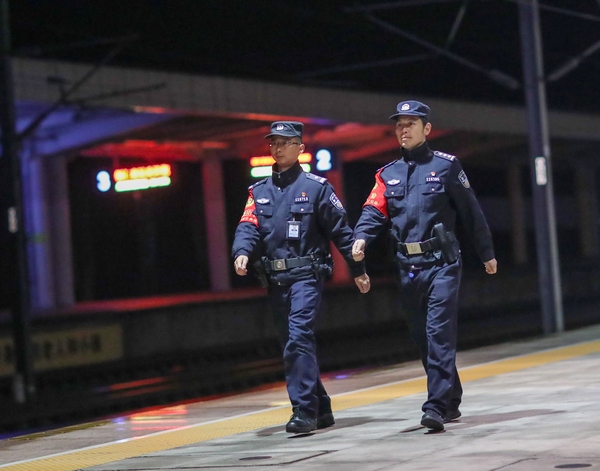 2022年1月17日凌晨，鐵路公安民警在滬昆高鐵貴州銅仁南站開展安全巡查。