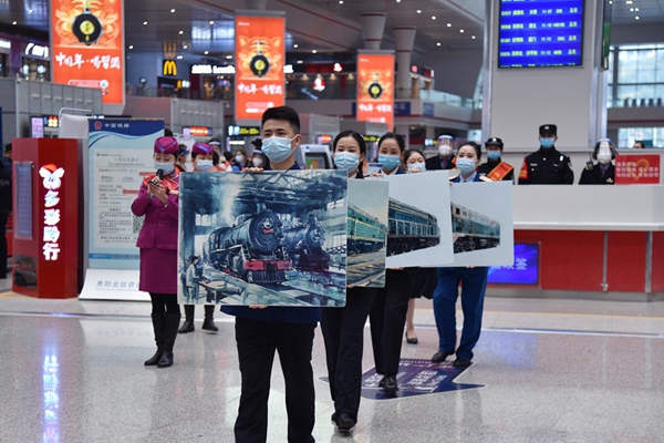 2022年春運首日，貴陽客運段年代“制服秀”在貴陽北站候車室大廳亮相 。許毅攝
