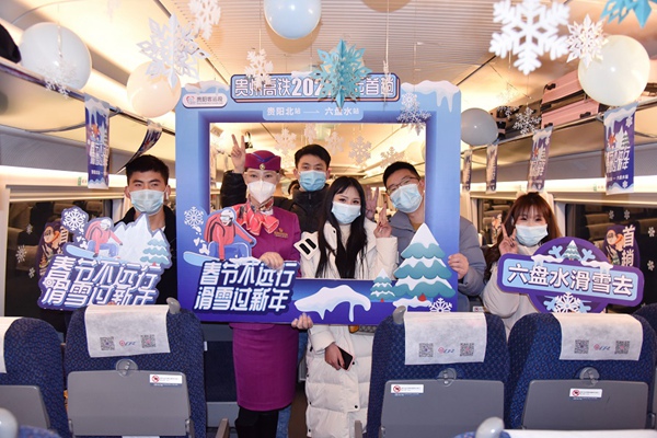 1月17日,G5341次列車緩緩駛出貴陽北站。沈向全攝