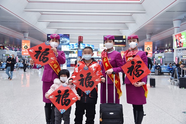 貴陽客運段黨團員服務隊為乘車旅客送福字。劉敏攝