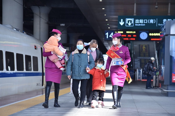 貴陽客運(yùn)段黨員服務(wù)隊(duì)在站臺(tái)上為旅客服務(wù)。沈向全攝