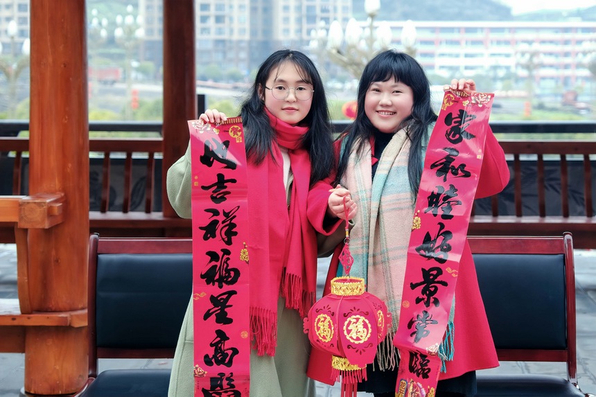 為群眾拍攝過年照片。姜學培攝