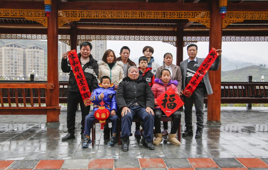 易地扶貧搬遷社區(qū)群眾拍攝的全家福。方鵬攝