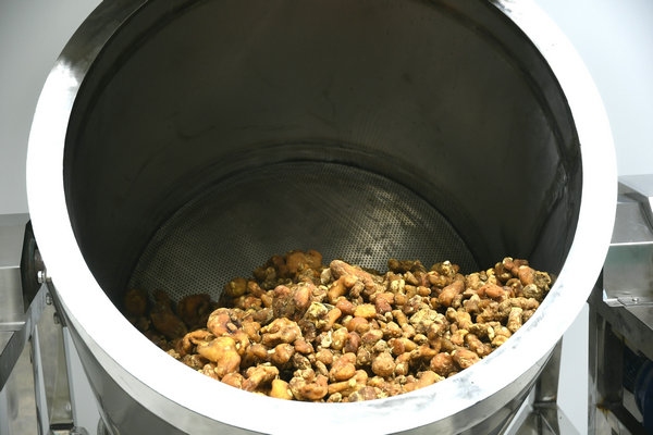 麻江得一信農(nóng)業(yè)科技有限公司黃精設備調(diào)試生產(chǎn)。麻江縣融媒體中心供圖