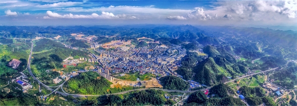 麻江縣通過招商引資和優(yōu)化營商環(huán)境集聚澎湃動能,努力在麻江高質(zhì)量發(fā)展新征程上搶新機、出新績。張旭東攝