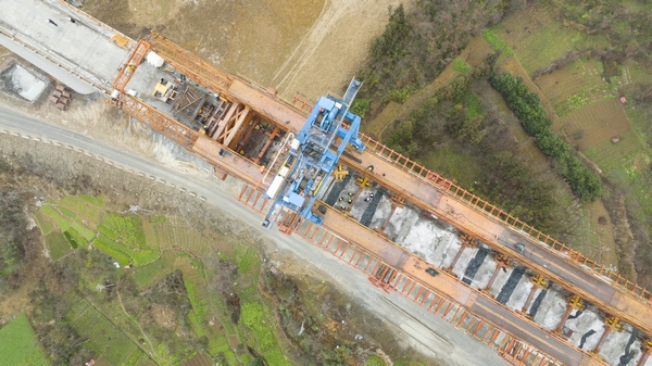 敘畢鐵路五里坪大橋施工現場。