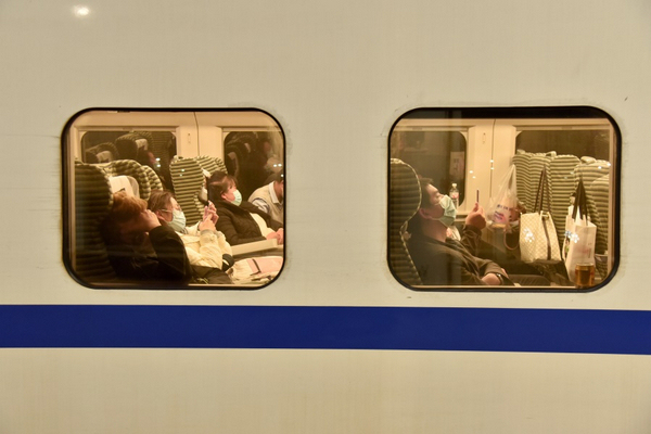 即將啟程的D4895次列車。沈向全攝