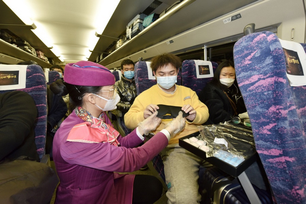 乘務員為有需求的旅客贈送眼罩。劉敏攝