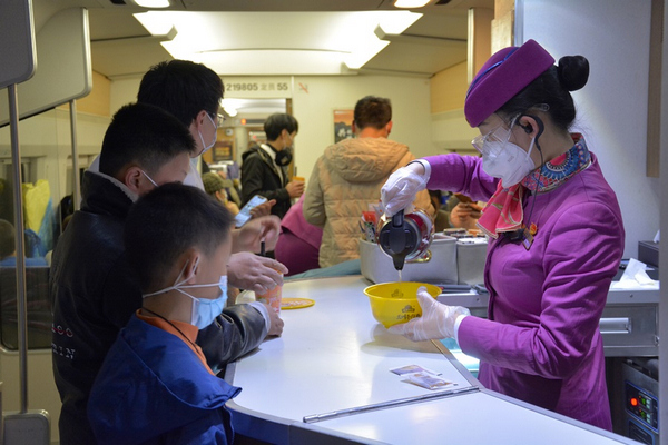 餐吧乘務員為旅客提供餐食。游濱禮攝