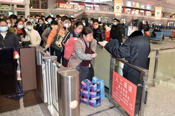 D4895次列車旅客準備進站。劉敏攝