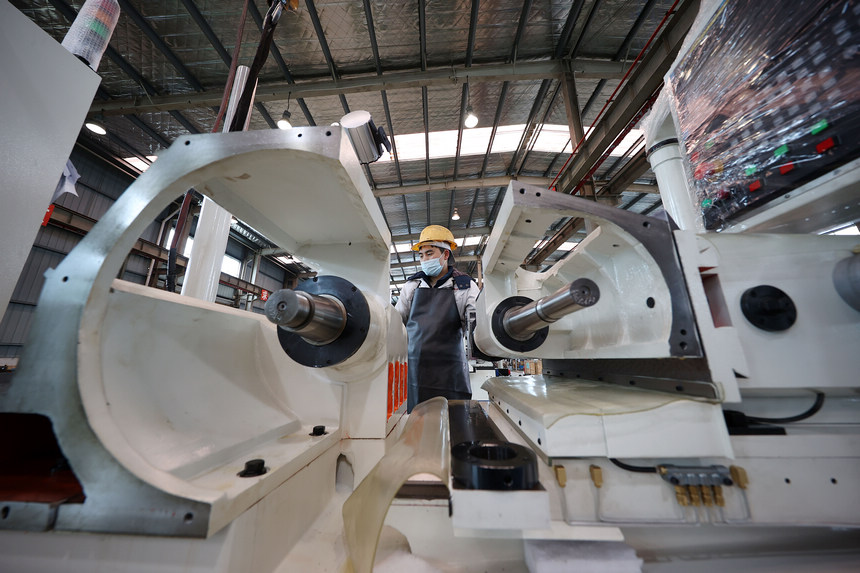 2月10日，工人在生產車間操控設備。