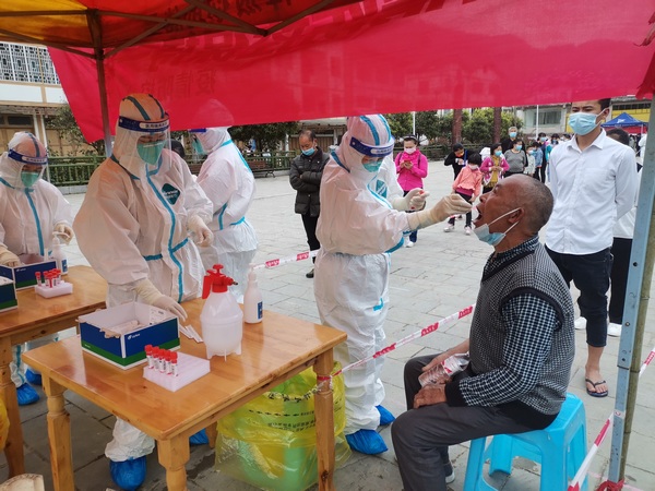 核酸檢測現(xiàn)場。