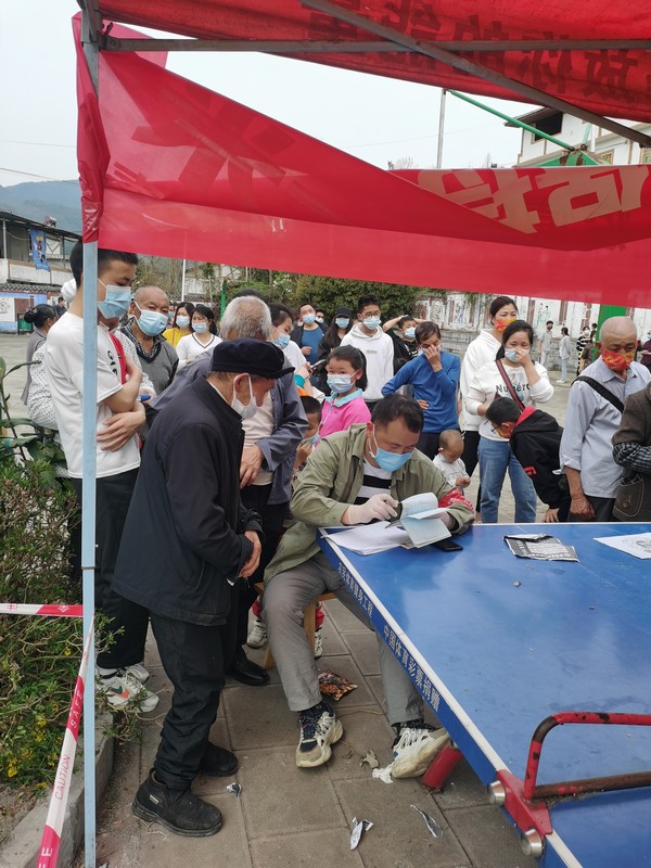 張萬(wàn)燕認(rèn)真開(kāi)展志愿服務(wù)。