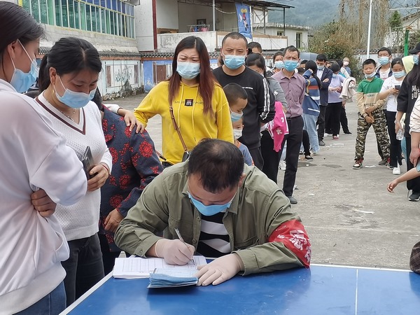 張萬燕認真開展志愿服務。