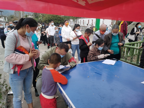 張萬燕認真開展志愿服務。