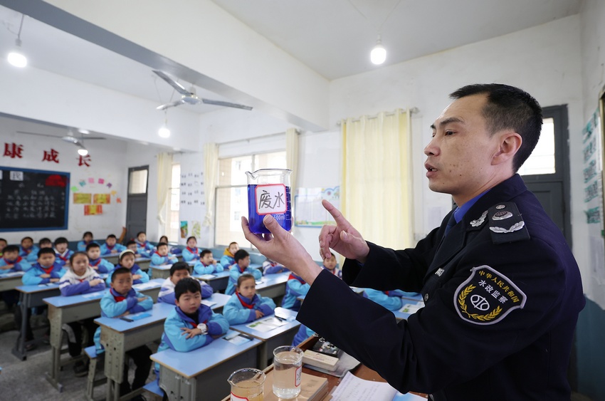 3月22日，水務局工作人員向四年級學生講解安全用水的知識。