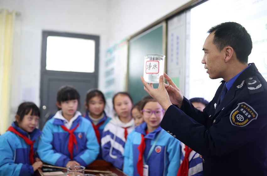 3月22日，水務局工作人員向學生講解安全用水的知識。