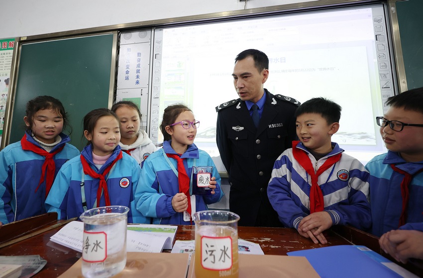 3月22日，學生回答水務局工作人員關于安全用水的知識。