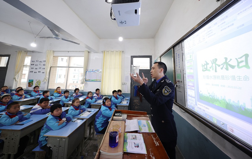 3月22日，水務局工作人員向四年級學生講解安全用水的知識。