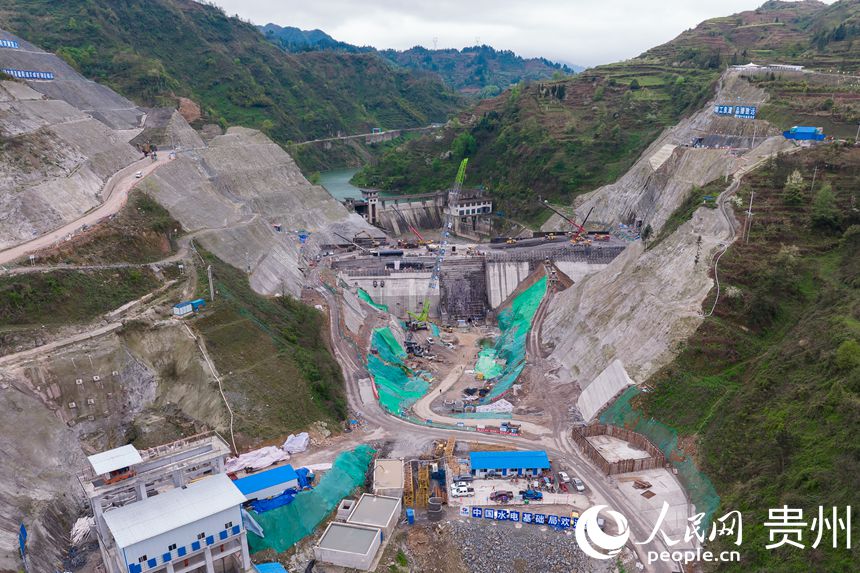 航拍鳳山水庫大壩施工現場。人民網 涂敏攝