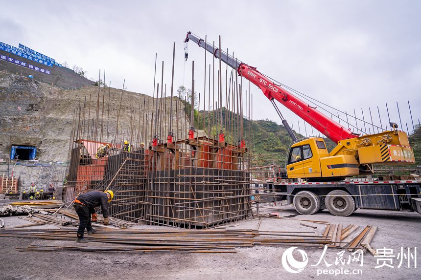 鳳山水庫大壩施工現(xiàn)場(chǎng),工人們正在加緊施工。人民網(wǎng) 涂敏攝