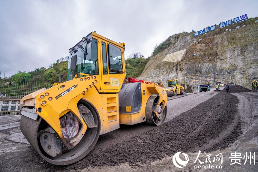 工程車輛正在施工現(xiàn)場施工。人民網(wǎng) 涂敏攝