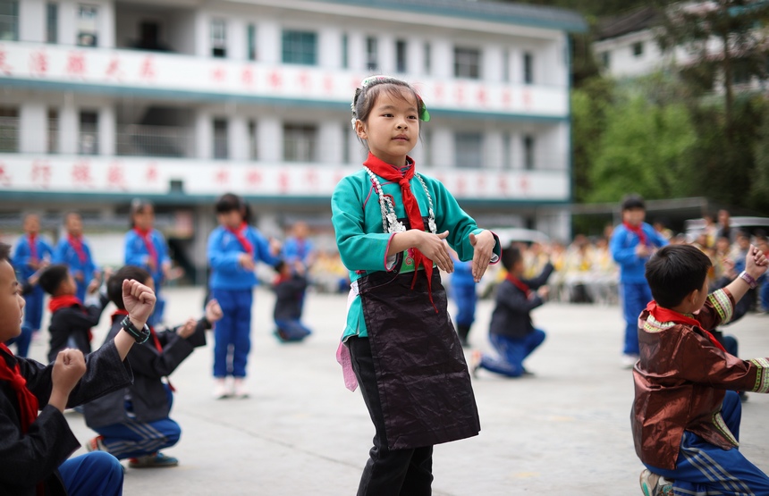 4月13日,雅灰小學民族舞蹈興趣班的學生在表演古瓢舞課間操。