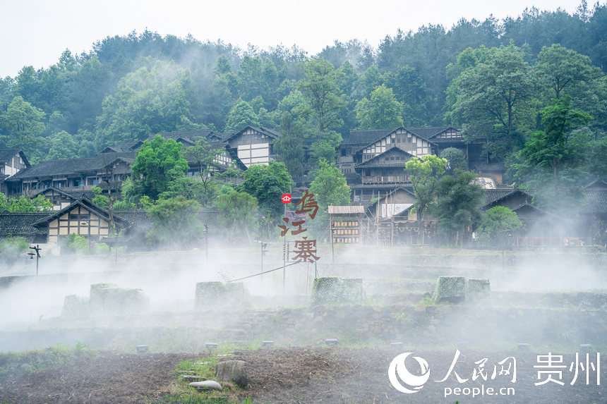 薄霧中若隱若現(xiàn)的黔北吊腳木樓。人民網(wǎng) 涂敏攝