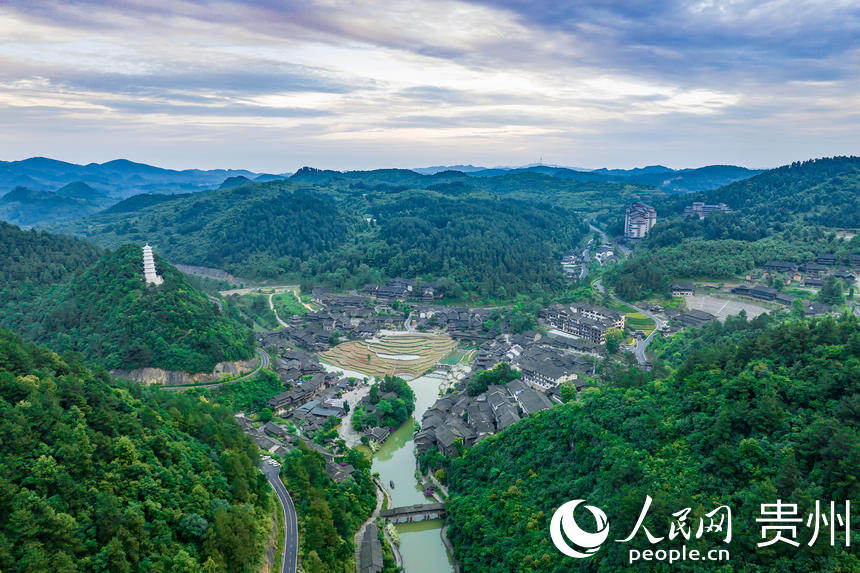 航拍傍晚的烏江寨。人民網 涂敏攝