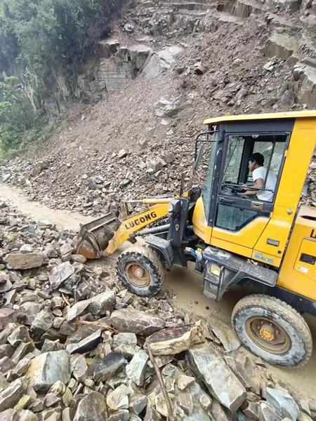 羅巖線k12+700已清理正常通車。