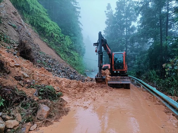 雙育線k13+800斷交目前已經搶通。