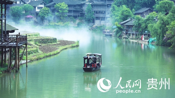 搖櫓船穿行于山水間。人民網 陽茜攝