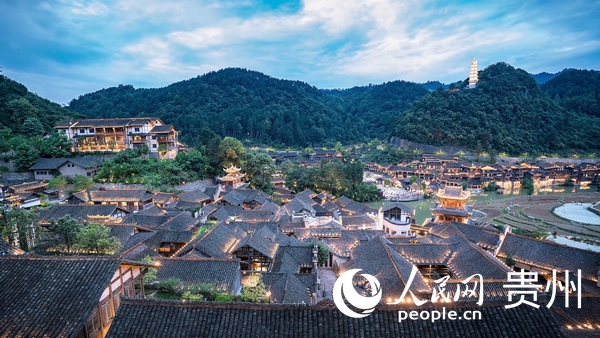 華燈初上的烏江寨。人民網 涂敏攝