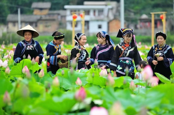 少數民族同胞歡度“六月六”。