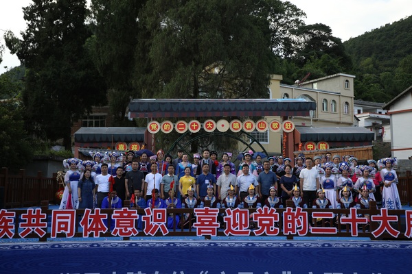 貴州長順：少數民族同胞歡度“六月六”。