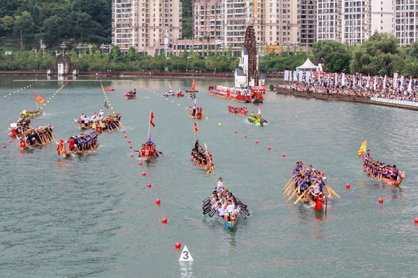 2022年7月2日，貴州省黔東南苗族侗族自治州施秉縣舉辦舉辦龍舟節，龍舟隊伍在舞陽河上巡游展示。