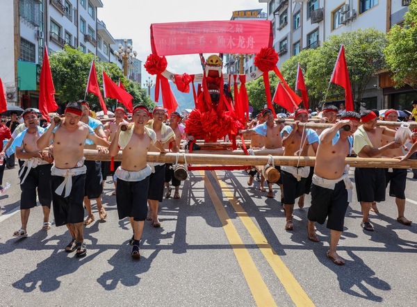 2022年7月2日，在貴州省黔東南苗族侗族自治州施秉縣舉辦的龍舟節上，苗族群眾抬世界最長木龍舟入江。