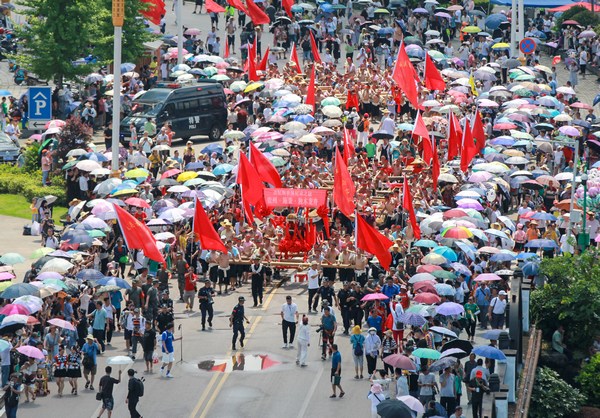 2022年7月2日，在貴州省黔東南苗族侗族自治州施秉縣舉辦的龍舟節上，苗族群眾抬世界最長木龍舟入江。