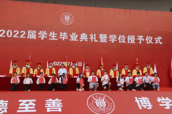 4.為擔任“校友工作班級聯絡員”的代表頒發聘書。