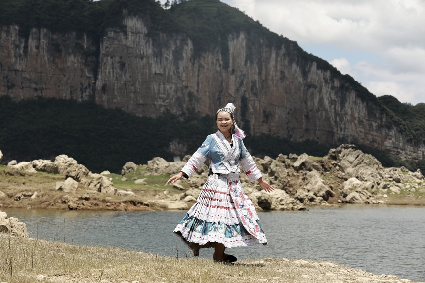 2022年7月9日，游客在貴州省黔西市新仁苗族鄉(xiāng)化屋村感受苗族風(fēng)情。