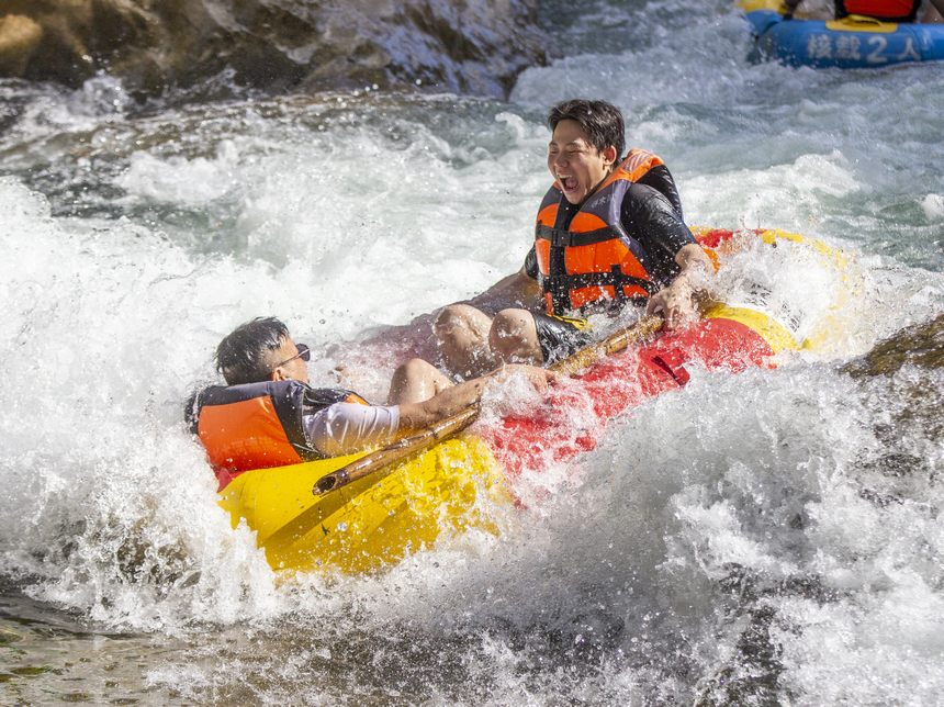 2022年7月10日，游客在貴州省黔東南苗族侗族自治州施秉縣杉木河景區(qū)漂流。