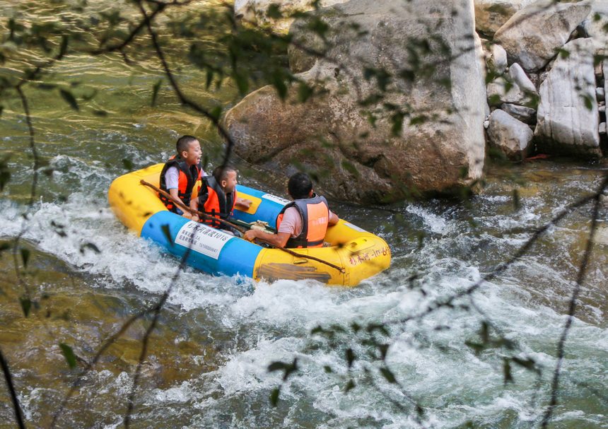 2022年7月10日，游客在貴州省黔東南苗族侗族自治州施秉縣杉木河景區漂流。