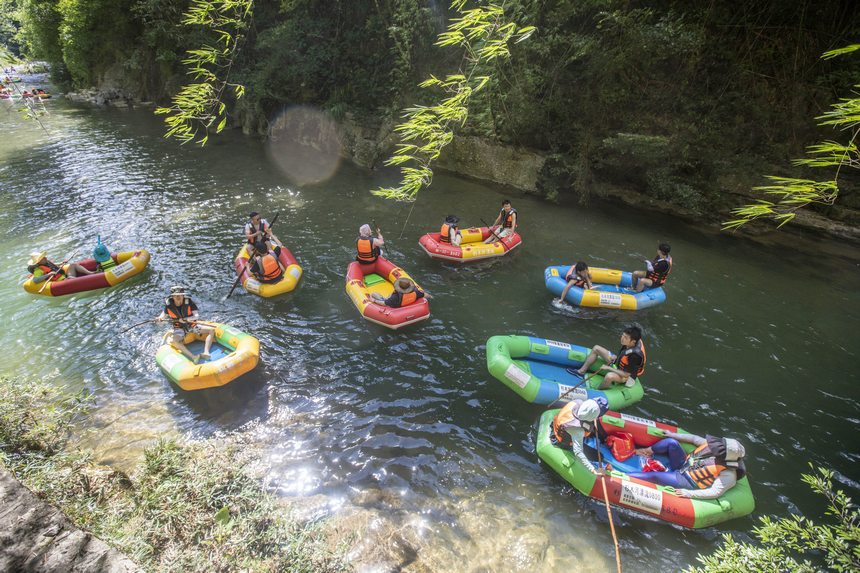 2022年7月10日，游客在貴州省黔東南苗族侗族自治州施秉縣杉木河景區(qū)漂流。（磨桂賓 攝） (6)
