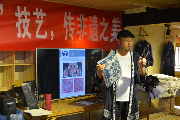 非遺傳承人面向繡娘開展培訓。