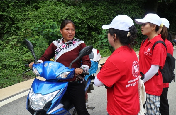 服務隊向當?shù)卮迕窳私馇闆r。