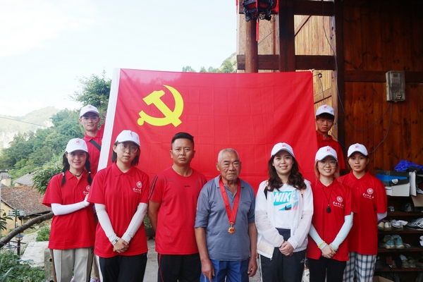 服務隊與老黨員合影。