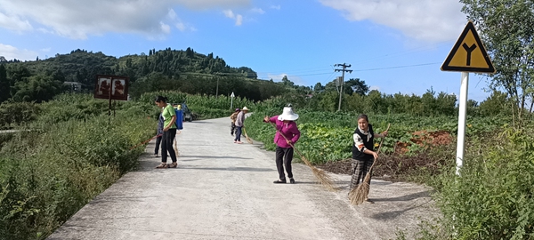 圖為:村民打掃村路衛生