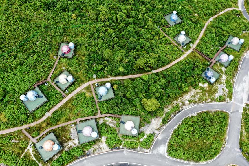 大方縣油杉河景區崔蘇壩國際露營基地星空泡泡屋航拍。